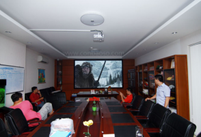 Phòng họp trang bị BenQ W1070 và màn chiếu DigiStorm 140 inch